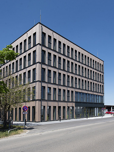 Foto eines mehrgeschossigen Holzgebäudes. Standort ZÜBLIN Timber.