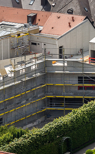 Foto der Montage von LENO-Brettsperrholzelementen. Aufstockung in Ingolstadt.