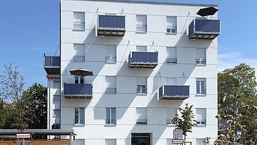 Foto eines weißen, mehrgeschossigen Wohngebäudes. Wohnpark, Speyer-West