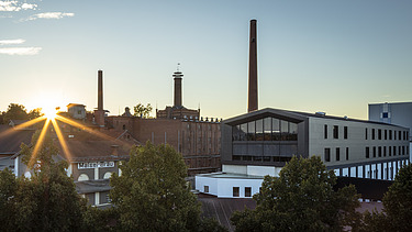 Foto der Brauerei Gebr. Maisel in Bayreuth. Man sieht die Holzaufstockung aus der Ferne.