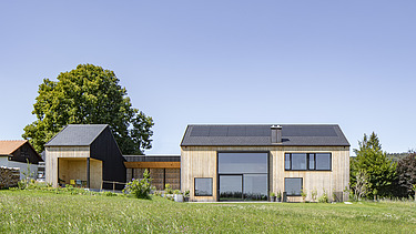Foto eines modernen Holzhauses mit Holzfassade. Südansicht.
