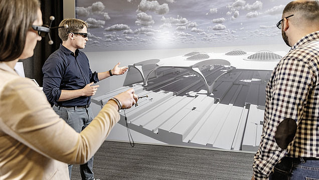 Foto dreier Personen mit 3D Brillen.