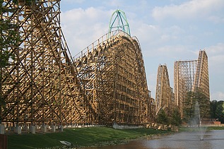 Foto einer Achterbahn mit Holzschienen.