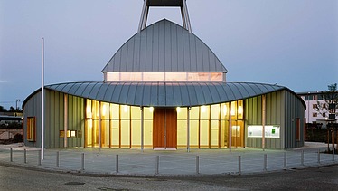 Foto der Kirche Burgweinting von außen.