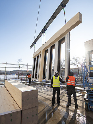 Foto der Montage von Holzelementen der Baustelle Büro T3 in Aichach.