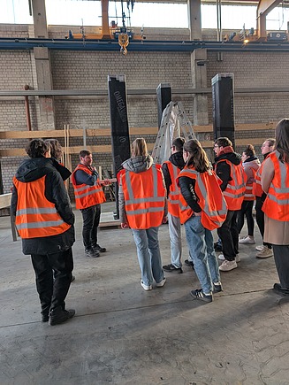Foto von Personen bei der Werksbesichtigung von ZÜBLIN Timber