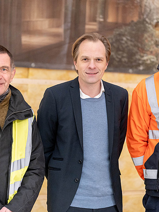 Vlnr: Jens Larsen (Henning Larsen Architects), Andreas Klein Eriksen (Vorsitzender des Kirchenrates) und Anders Medin Feldbæk (Geschäftsführer ZÜBLIN A/S)