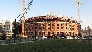 Foto der Las Arenas in Barcelona. Zu sehen ist das Gebäude während der Montage von außen.