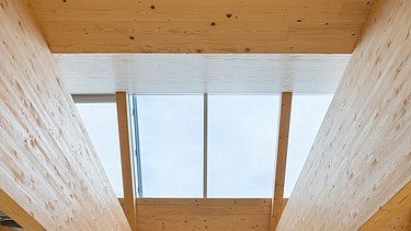 Interior photo of the Elobau logistics center, Leutkirch. Detail of glulam beams