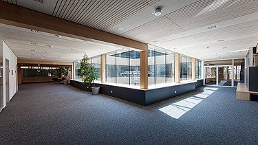Interior photo of the Paul-Klee-Gymnasium in Gersthofen. You can see a timber mullion and transom window façade.