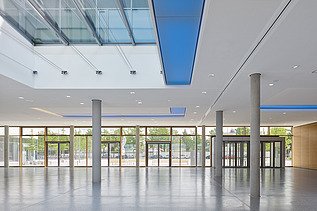 Interior photo of the Munich North Grammar School. You can see a corridor area and the timber mullion and transom façade.