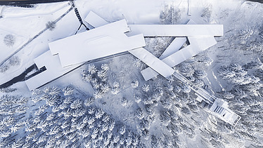 Photo of the visitor center in Ruhestein, aerial view in the snow.