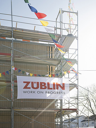 Geschmückte Baustelle mit ZÜBLIN-Banner.