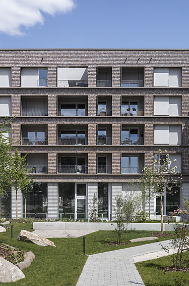 Photo of a large multi-storey building with a wooden façade. BUGA area Mannheim.