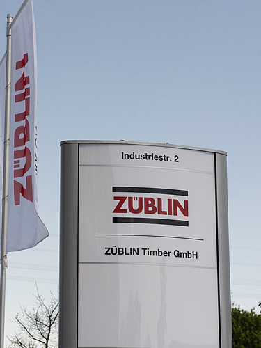 Foto eines mehrgeschossigen Holzgebäudes. Standort ZÜBLIN Timber.