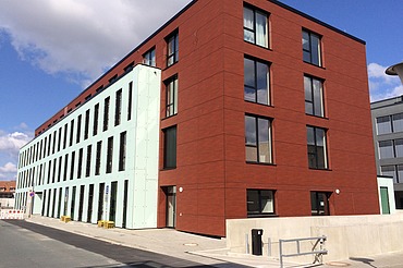 Foto eines Bürogebäudes in Wolfsburg. Holzständerkonstruktion mit markanter roter Fassade.