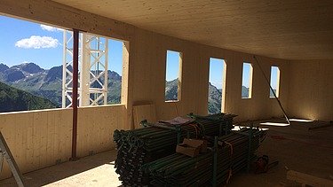 Foto der Holzbaumontage des Waltenberger Haus in Oberstdorf. LENO-BSP-Elemente im Innenraum.