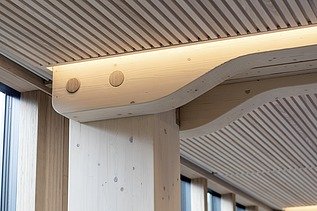 Photo of a detail of the interior of Finansparken Bjergsted, Stavanger. Wooden beams and wooden ceiling.