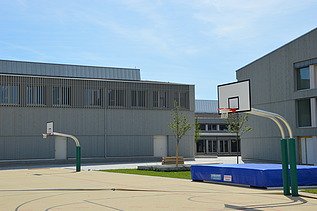 Photo of the high school sports hall in Diedorf. Timber construction from the outside.