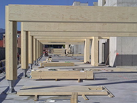 Foto der Holzbaumontage des Hotels Aqualux in Bardolino.