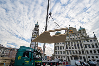 Foto des NEXT500-Pavillons auf dem Augsburger Marktplatz. Sie können die Montage der LENO-Elemente sehen.