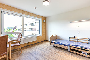 Foto der Seniorenwohnanlage Elias-Schrenk-Haus in Tuttlingen. Man sieht einen Innenraum mit LENO-ADD-Außenfassadenelement.