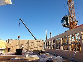 Foto einer Montage von Holzelementen. Aufstockung aus Holz.