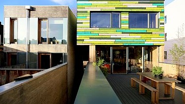 Foto eines Gebäudes mit Dachterrasse. Nachverdichtung.