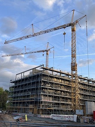 Konstruktiv setzt der Neubau auf eine Kombination aus Holz und Stahl.