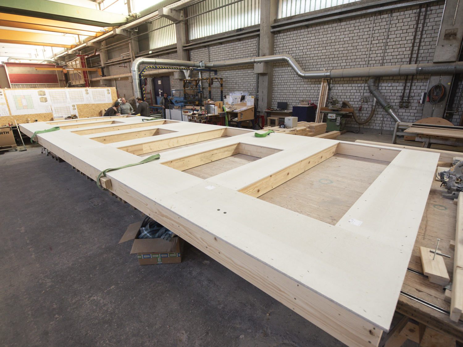 Foto eines Holzelements in der Produktion von ZÜBLIN Timber.