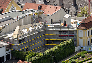 Photo of the assembly of LENO cross-laminated timber elements. Extension in Ingolstadt.