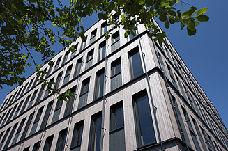 Foto von der Holzfassade unseres neuen Bürogebäudes T3