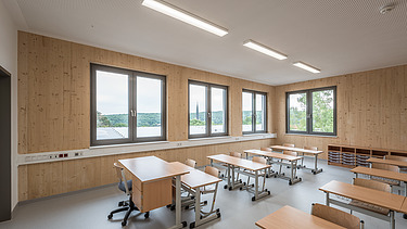 Innenaufnahme der Schule in Erfurt. Man sieht ein Klassenzimmer und eine LENO-ADD-Holz-Außenwand.