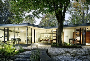 Foto eines modernen Bungalows mit LENO-BSP-Flachdach.