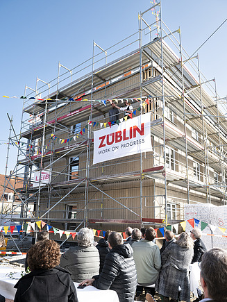 Topping-out ceremony in perfect spring weather.