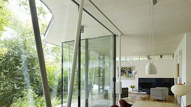 Foto eines modernen Bungalows mit LENO-BSP-Flachdach. Detailbild Esszimmer mit sichtbarer LENO-BSP-Decke.