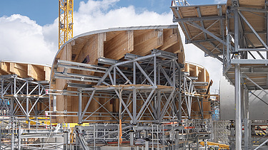 Foto von Sonderschalungen aus Holz auf der Baustelle Stuttgart 21. Außenaufnahme während des Baustellenalltags.