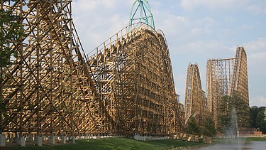 Foto einer Achterbahn mit Holzschienen.