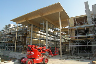 Foto der Holzbaumontage des Hotels Aqualux in Bardolino.