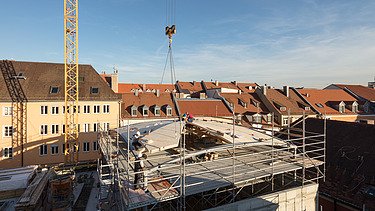 Exterior shot of the Regensburg synagogue during assembly.