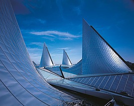 Foto des Gerichtshofs in Antwerpen. Zu sehen sind die vier Dachspitzen.