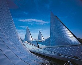 Foto des Gerichtshofs in Antwerpen. Zu sehen sind die vier Dachspitzen.
