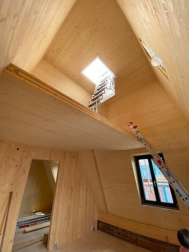 Innenraumfoto einer Aufstockung aus Holz. Man sieht viele zusammengesetzte LENO-Elemente.