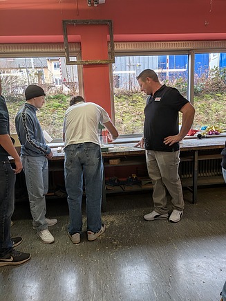 Foto von jungen Personen, in der Lehrwerkstatt von ZÜBLIN Timber