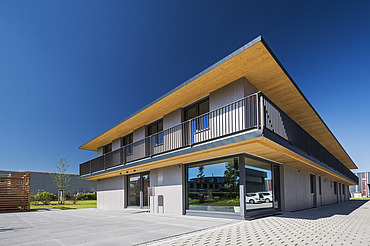 Foto der Anwaltskanzlei FGS Augsburg. Modernes Holzgebäude mit Flachdach.