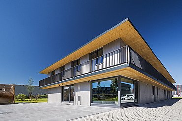 FGS Law Firm Augsburg Photo of the law firm FGS Augsburg. Modern wooden building with flat roof.