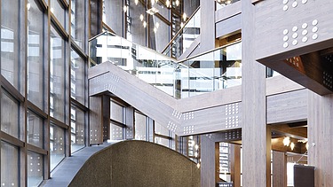 Foto des Eingangsbereiches des Waterside Theaters in Aylesbury. Pfosten-Riegel-Holzfassade.