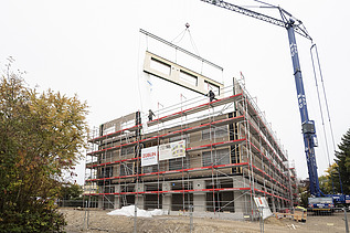 Photo of the Elias-Schrenk-Haus retirement home in Tuttlingen. You can see the installation of a LENO ADD external wall element.