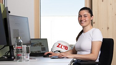Foto einer Frau am PC-Arbeitsplatz