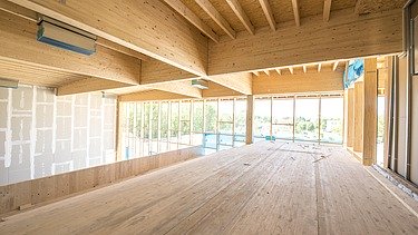 Photo of an interior with timber frame ceiling elements. JOWAT House of Technology.